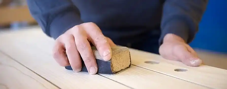Rolf Messmer, Inhaber der 3 in 1 GmbH, bei der Handarbeit mit Holz