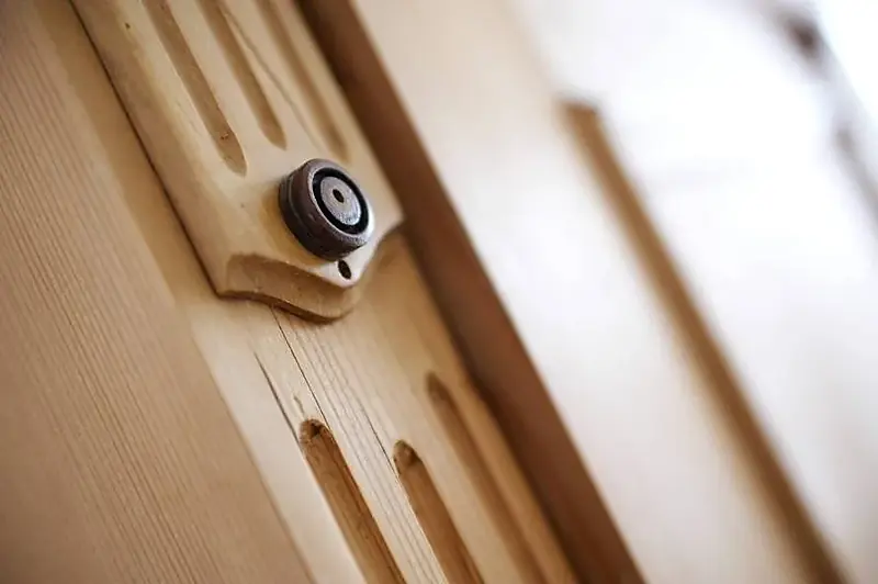 Detailaufnahme eines massiven Holzfensters mit Beschlag