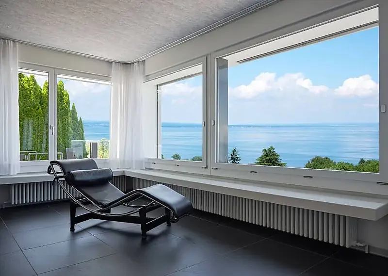 Wohnzimmer mit Panoramafenstern und Seeblick, Wittenbach