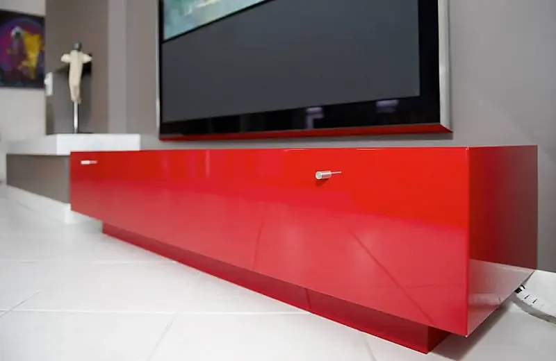 Hochglanz-Sideboard in Rot als Designelement, St. Gallen